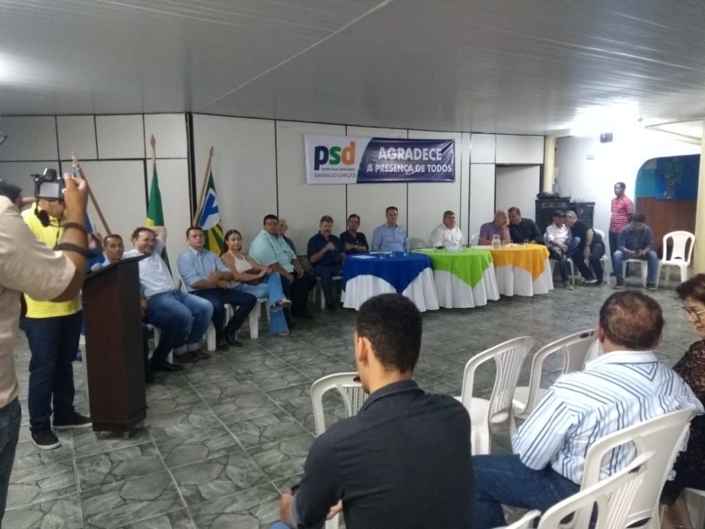 Convidados de vários partidos na reunião do PSD