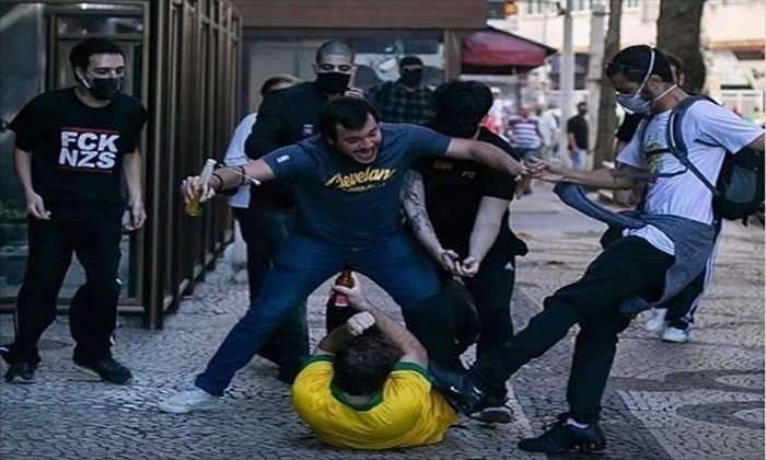 Manifestantes do grupo ANTIFA agridem outro manifestante durante protestos em São Paulo