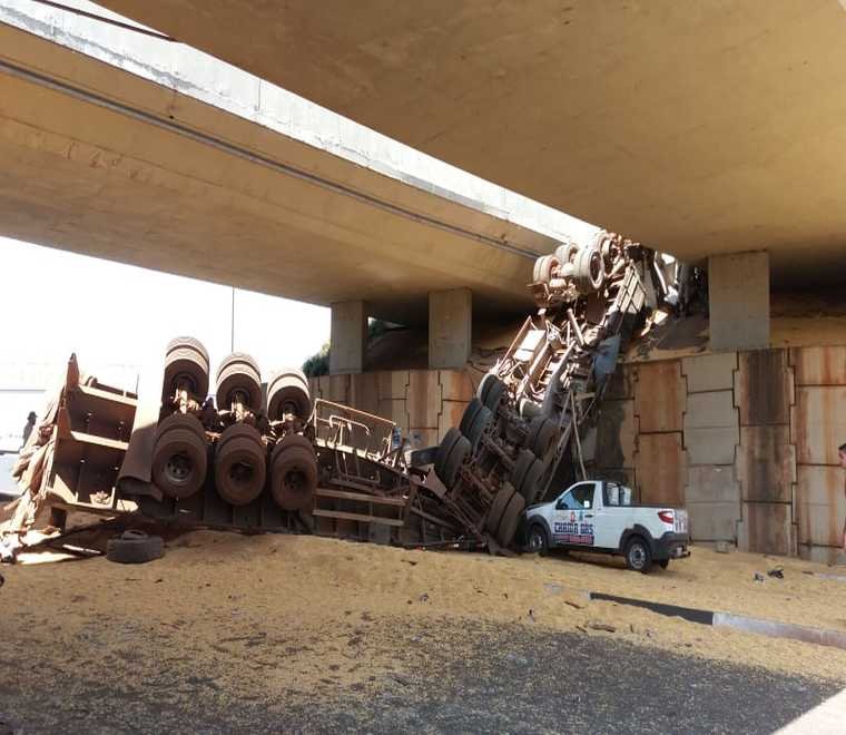 Carreta carregada de milho cai de um viaduto em Itumbiara - GO