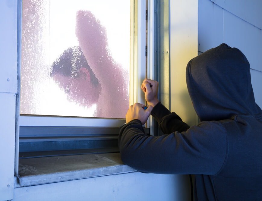 Homem sobe no muro para ver a vizinha tomando banho