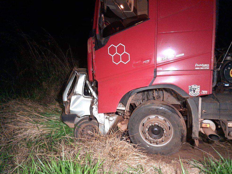 Menino de 14 anos pega carro escondido dos pais e morre ao bater de frente em caminhão no MT