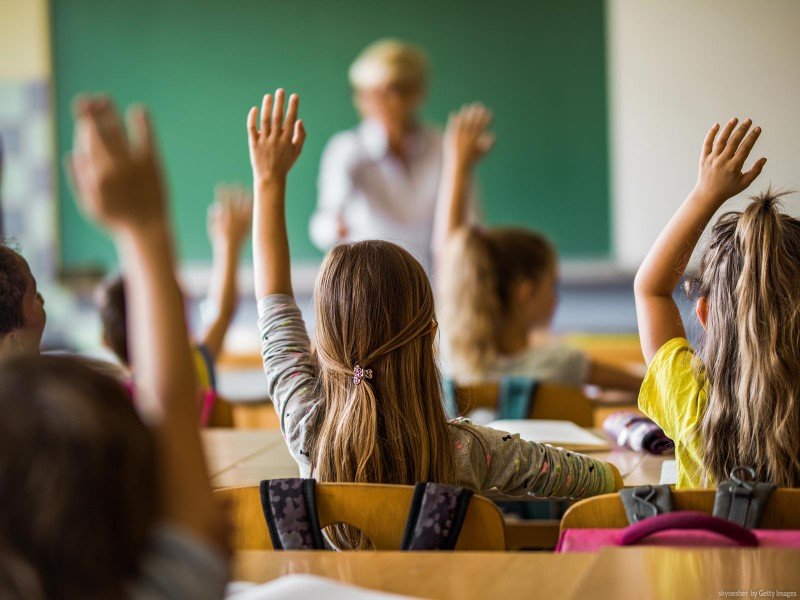 Alunos de uma escola da rede pública de educação em aula. Imagem: Reprodução / Internet